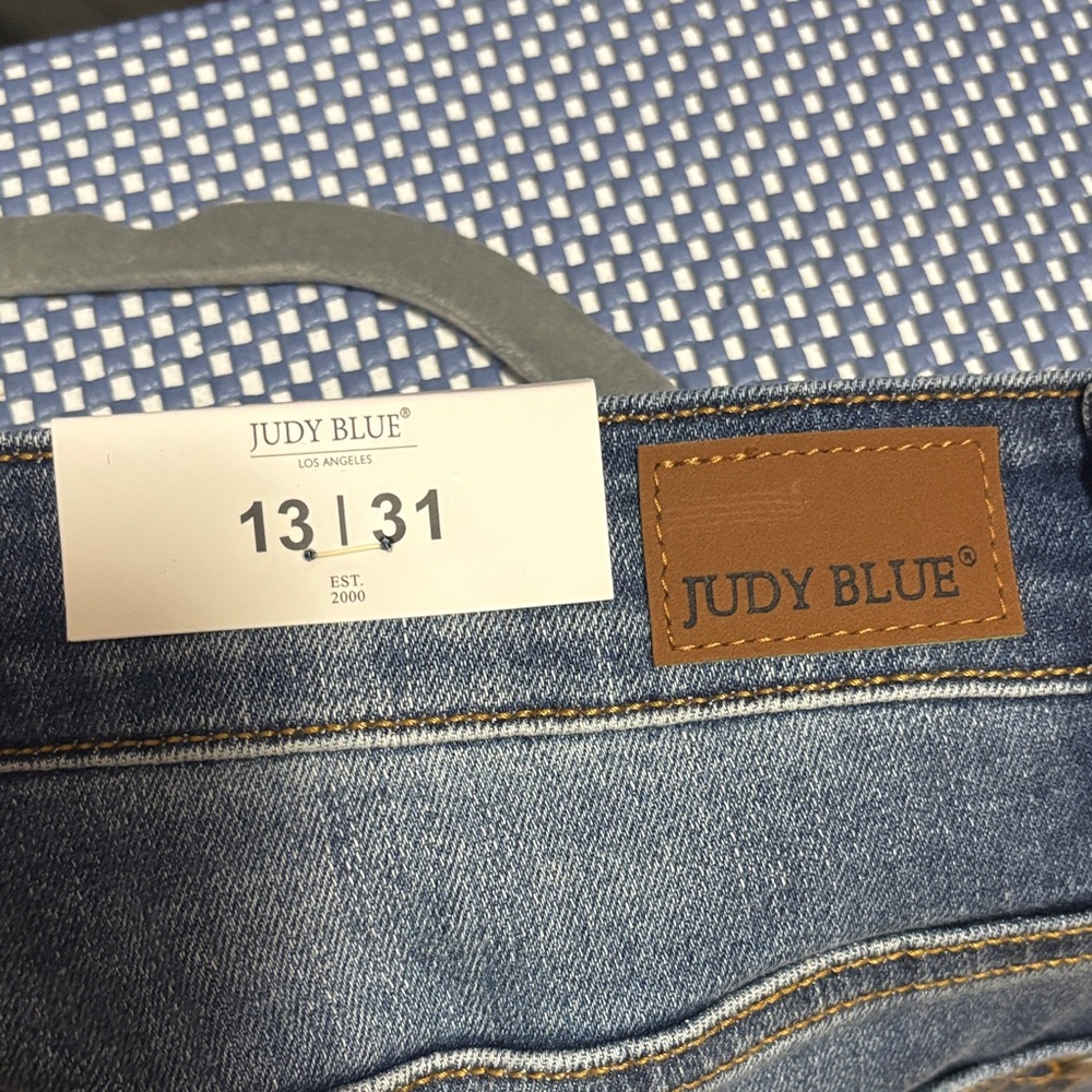 Judy Blue Medium Wash Distressed Cropped Jeans - Picture 15 of 16